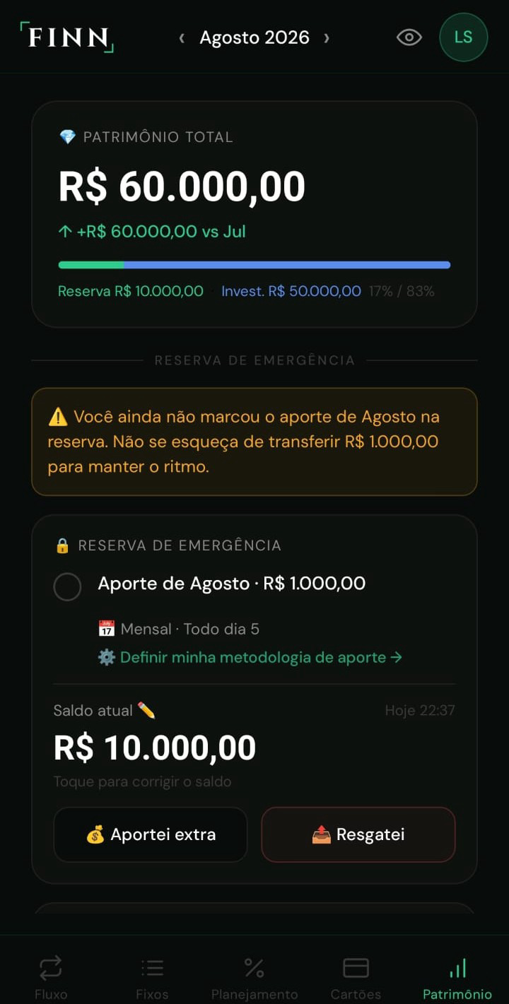 Tela Patrimônio: total acumulado, divisão entre reserva de emergência e investimentos, e o aporte do mês